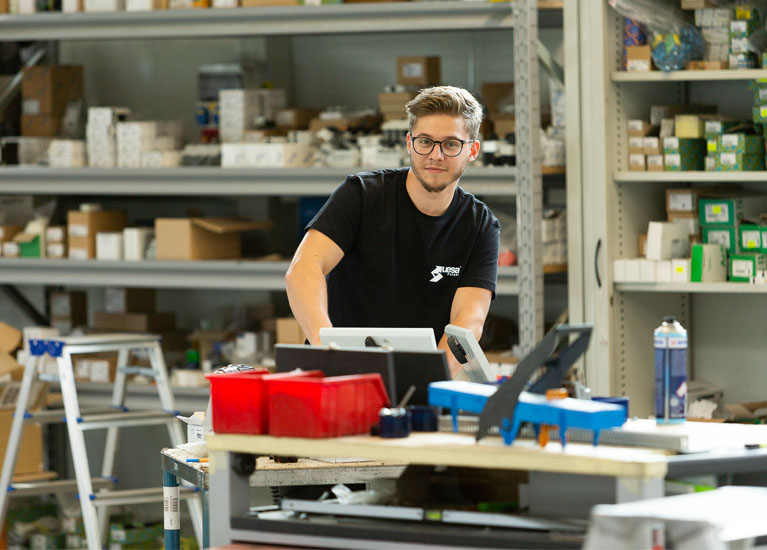 Od praktyk do pracy w uesa. Historia Jakuba, naszego Elektromontera Automatyka