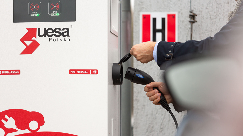 Stacja AC do ładowania samochodów elektrycznych – inwestycja, która się zwraca