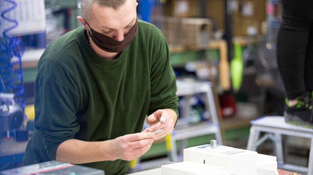 Jak wdrażamy nowych pracowników produkcji do pracy w uesie?