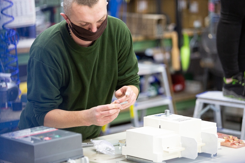 Jak wdrażamy nowych pracowników produkcji do pracy w uesie?