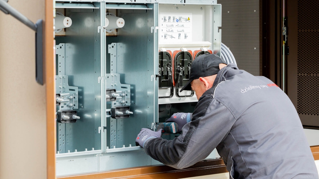 Rozdzielnice niskiego i średniego napięcia – rodzaje i zastosowanie