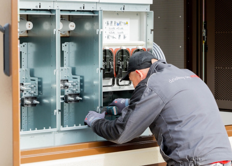 Rozdzielnice niskiego i średniego napięcia – rodzaje i zastosowanie