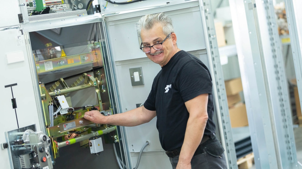 Budowa rozdzielnic to praca fizyczna i umysłowa. Rozmowa z Mirosławem Garbowskim, monterem w uesa Polska