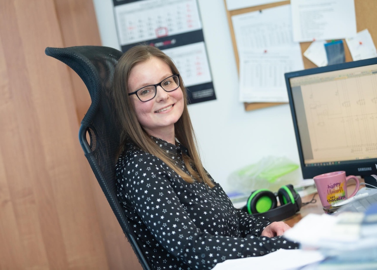 Trzeba być precyzyjnym i słuchać klienta. Rozmowa z Justyną Wechterowicz z działu Rozdzielnic nn