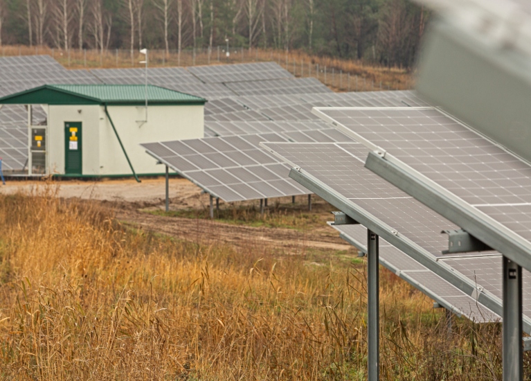 Stacje transformatorowe do wyprowadzenia mocy ze źródeł odnawialnych. Jak zapewnić sprawne działanie farm fotowoltaicznych, elektrowni wiatrowych i biogazowni?