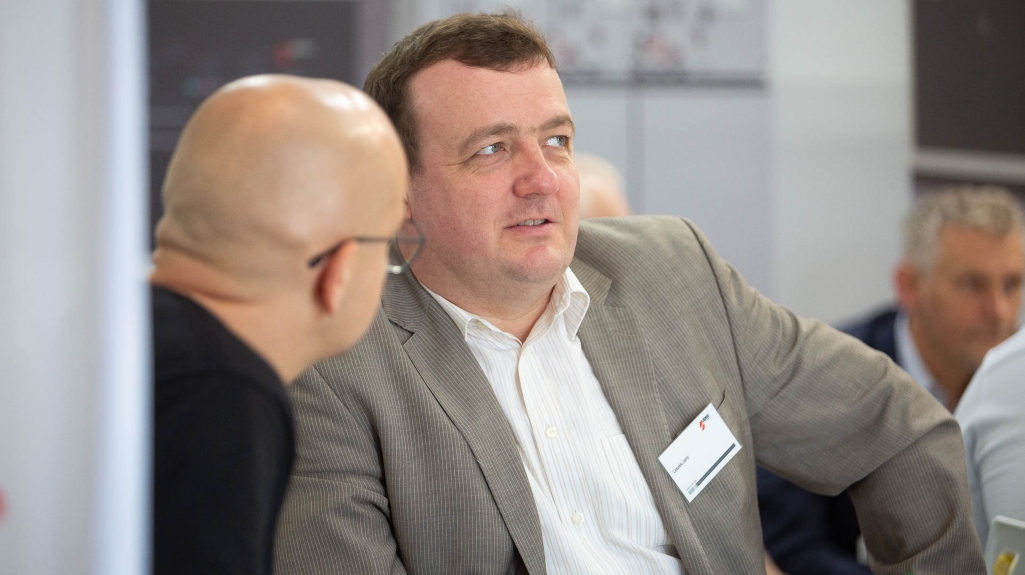 Rozmowa z Leszkiem Jany, kierownikiem działu rozdzielnic niskiego napięcia. Jak przebiega współpraca z klientami?