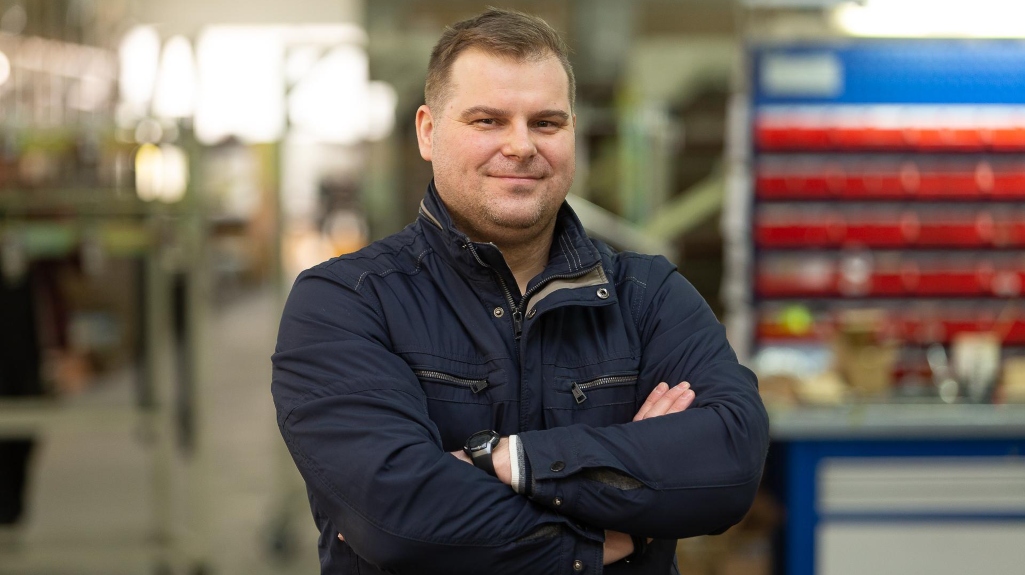 Nowoczesne podejście do produkcji aparatury średniego napięcia w uesie — opowiada Piotr Marczewski, Kierownik Działu Produkcji ds. rozdzielnic SN