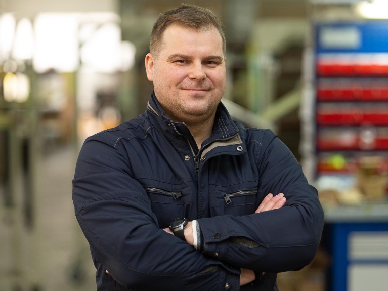 Nowoczesne podejście do produkcji aparatury średniego napięcia w uesie — opowiada Piotr Marczewski, Kierownik Działu Produkcji ds. rozdzielnic SN