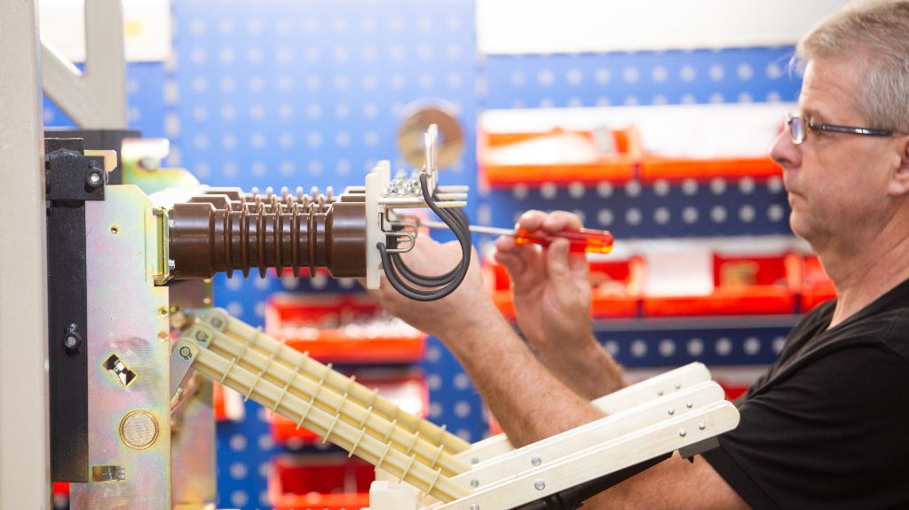 Rozłączniki wnętrzowe SN – dlaczego są kluczowe dla bezpieczeństwa i niezawodności instalacji?