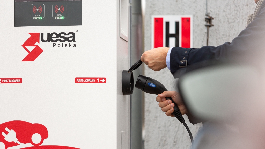 Stacje ładowania AC – jak zaplanować infrastrukturę do obsługi flot i obiektów publicznych?